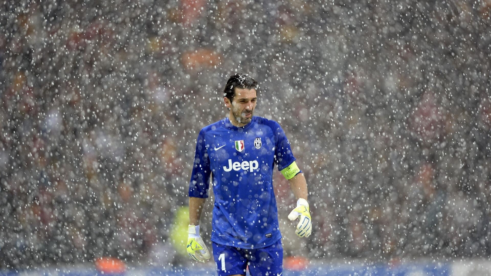 观众们将在足球比赛中看到怎样的精彩表演？，通过观众的表现,体现出足球比赛的激烈这样写的好处